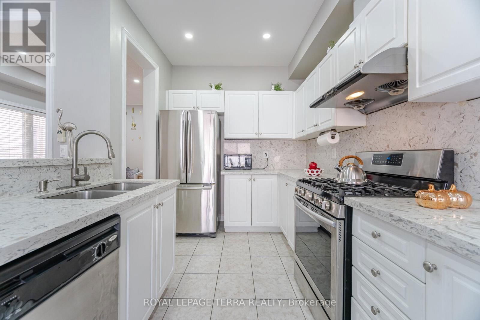 15 VERSAILLES CRESCENT Image 16