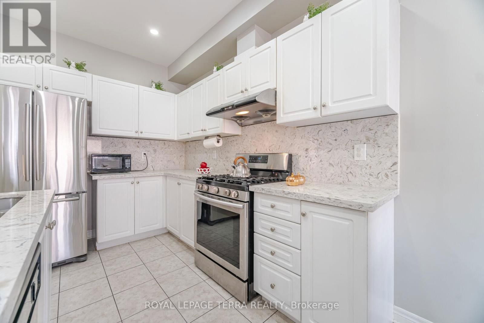 15 VERSAILLES CRESCENT Image 17
