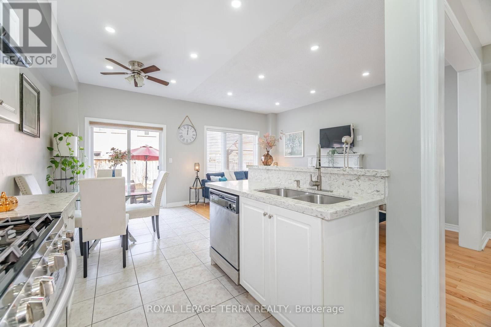 15 VERSAILLES CRESCENT Image 18