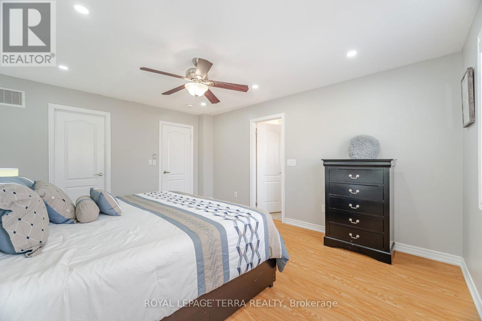 15 VERSAILLES CRESCENT Image 24