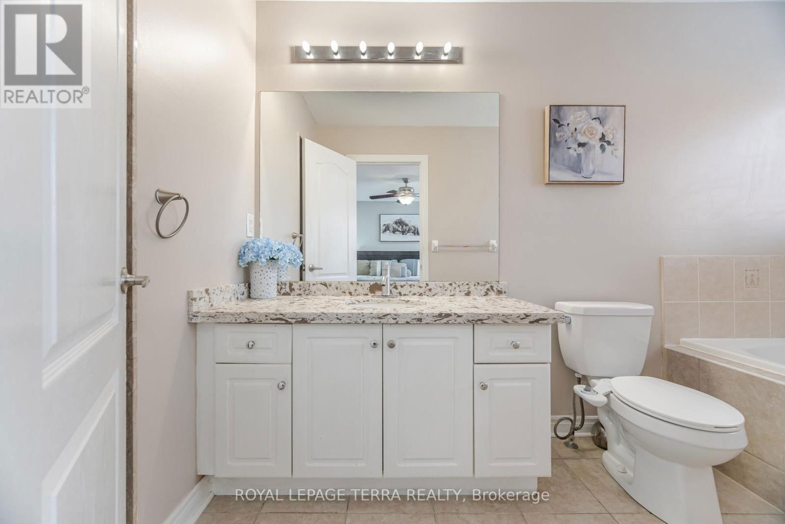 15 VERSAILLES CRESCENT Image 25