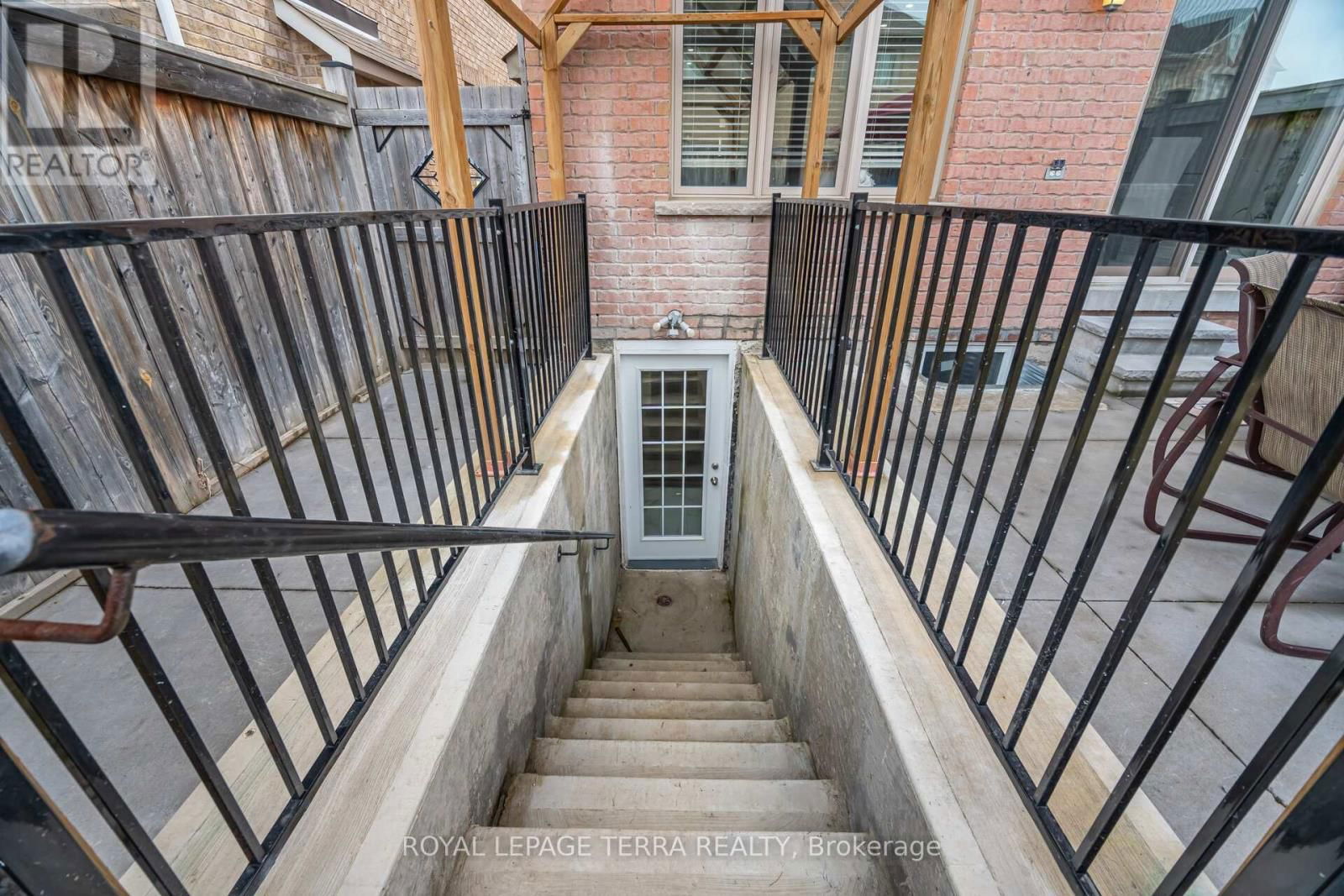 15 VERSAILLES CRESCENT Image 33