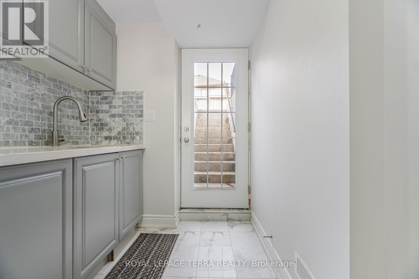 15 VERSAILLES CRESCENT Image 34
