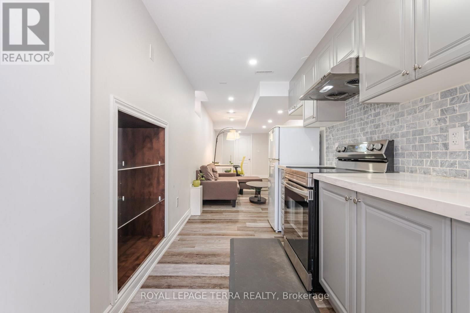 15 VERSAILLES CRESCENT Image 35