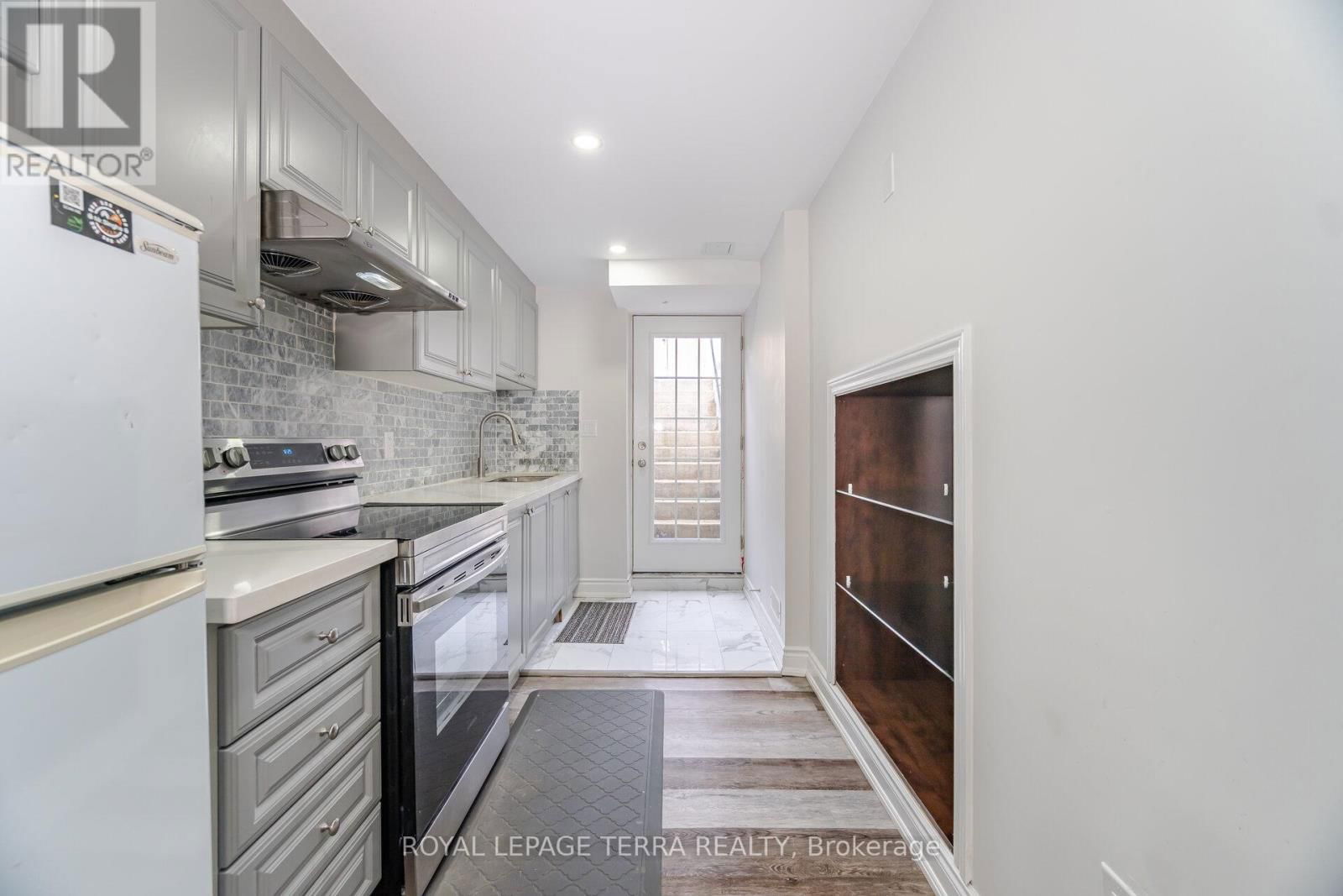 15 VERSAILLES CRESCENT Image 36