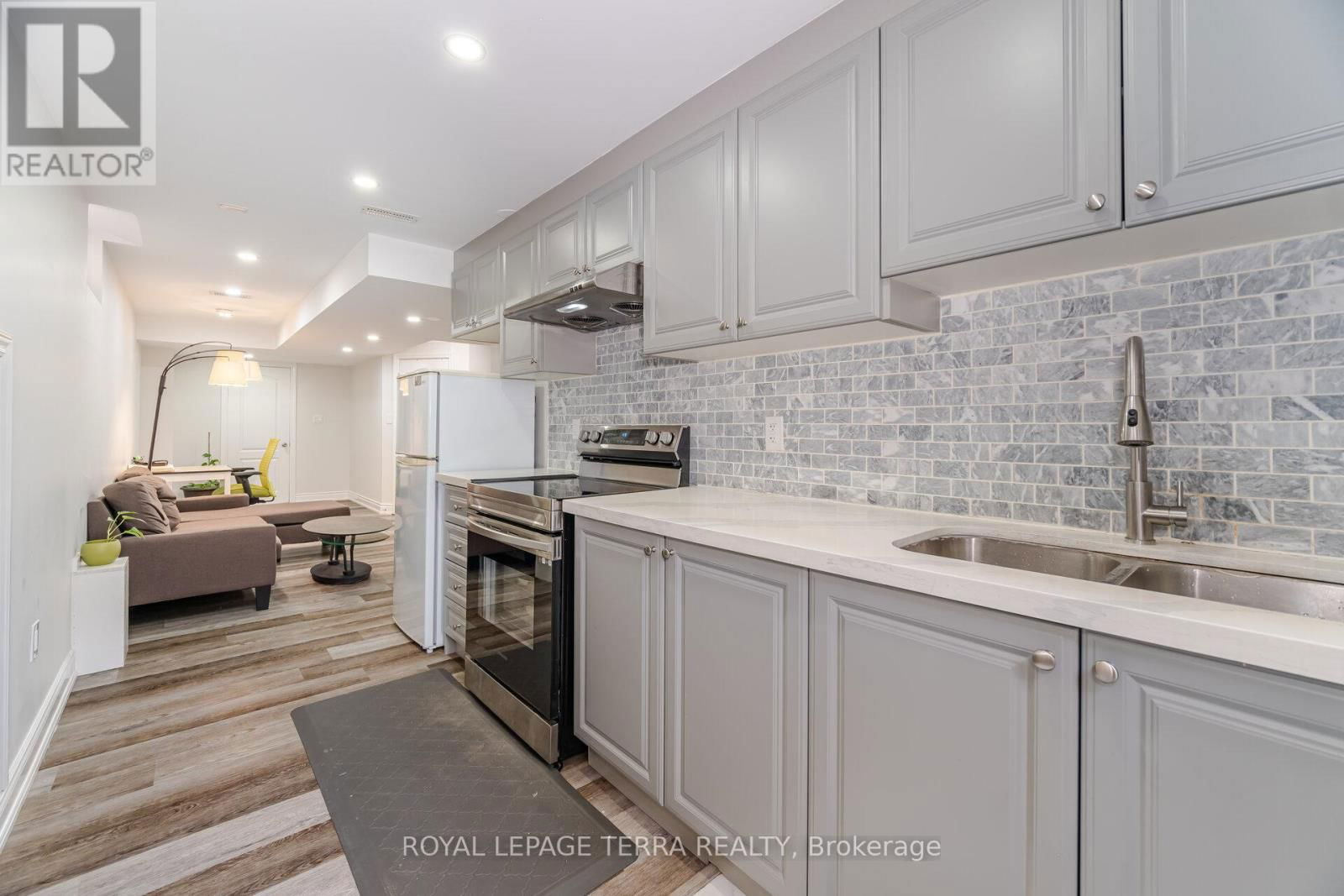 15 VERSAILLES CRESCENT Image 37
