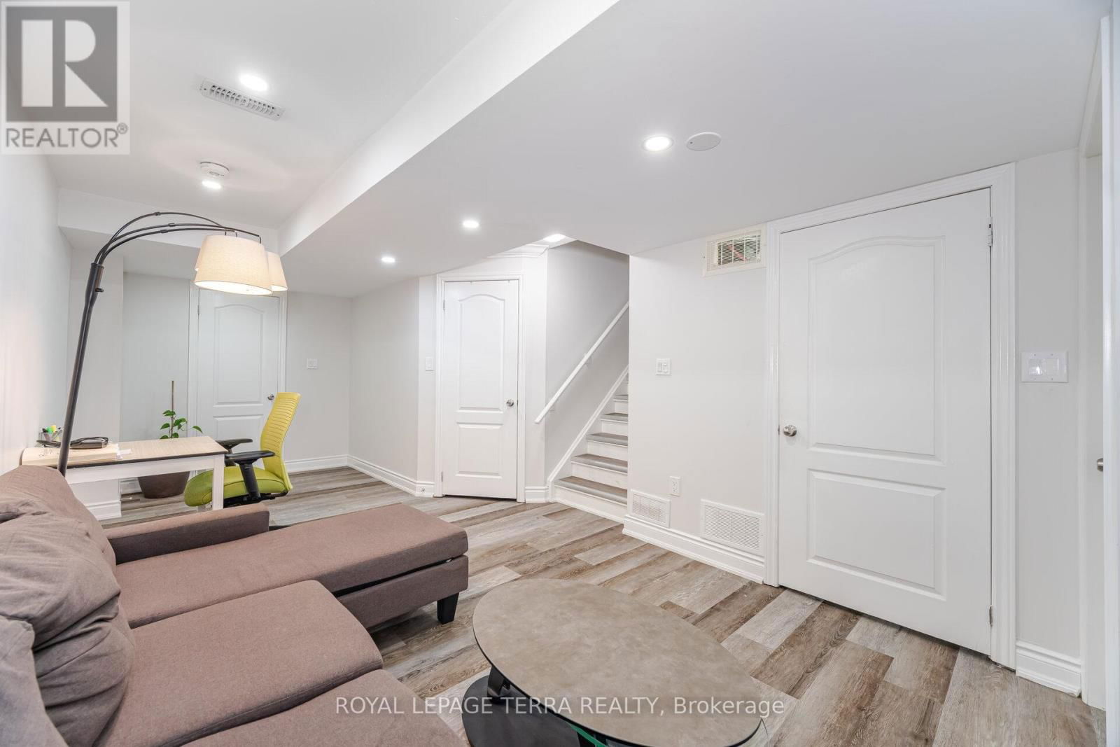15 VERSAILLES CRESCENT Image 40