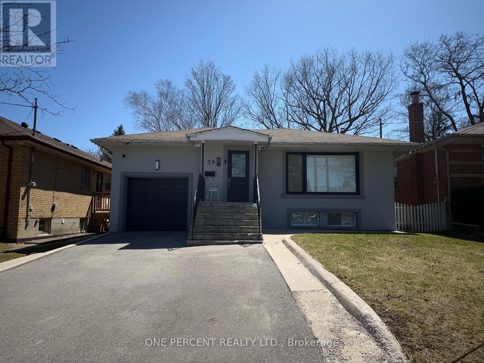 39 DECARIE CIRCLE Image 1