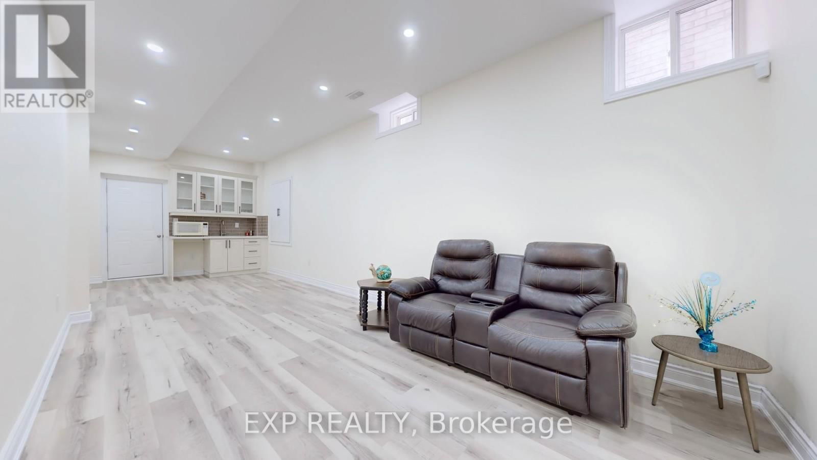 15 FROST STREET Image 43