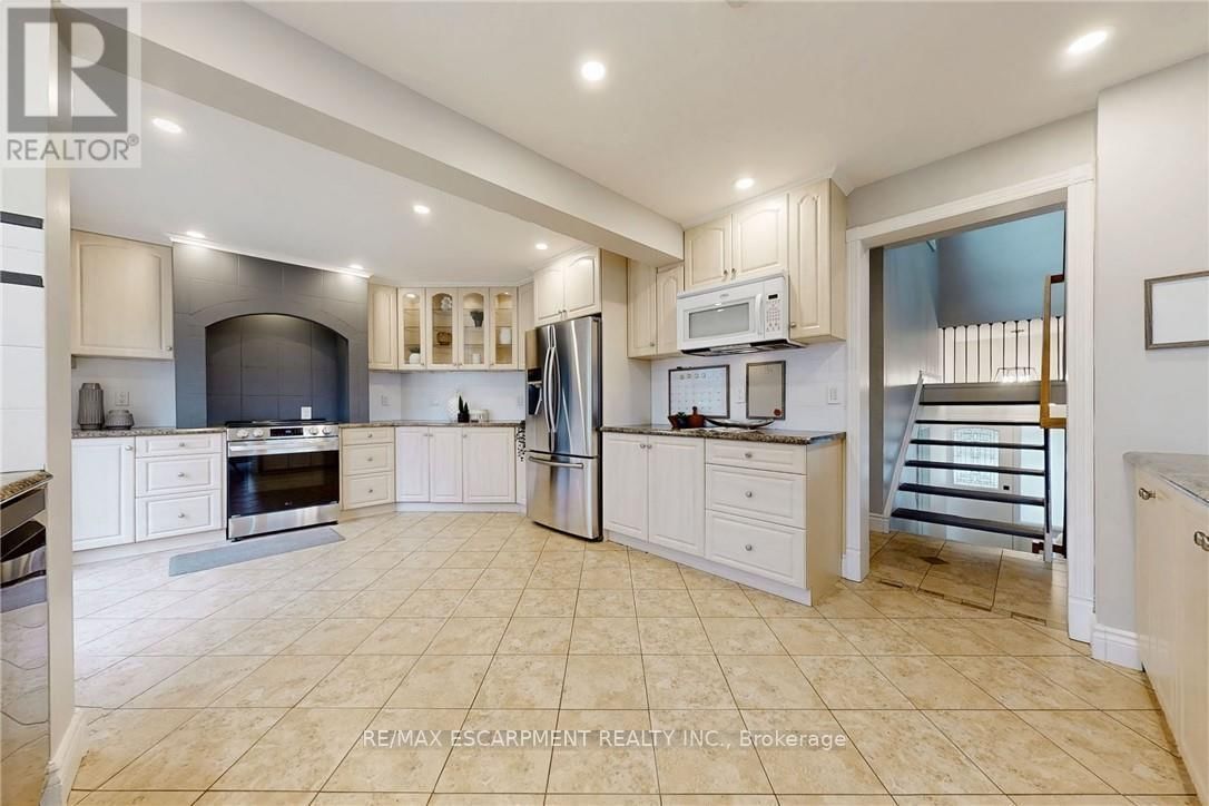 2368 CAVENDISH DRIVE Image 12
