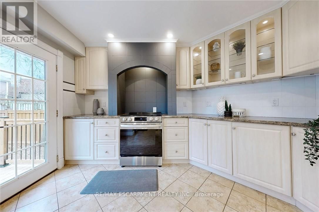 2368 CAVENDISH DRIVE Image 13