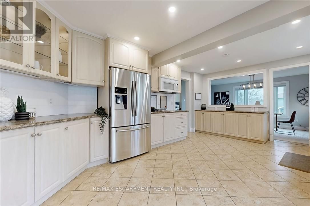 2368 CAVENDISH DRIVE Image 14