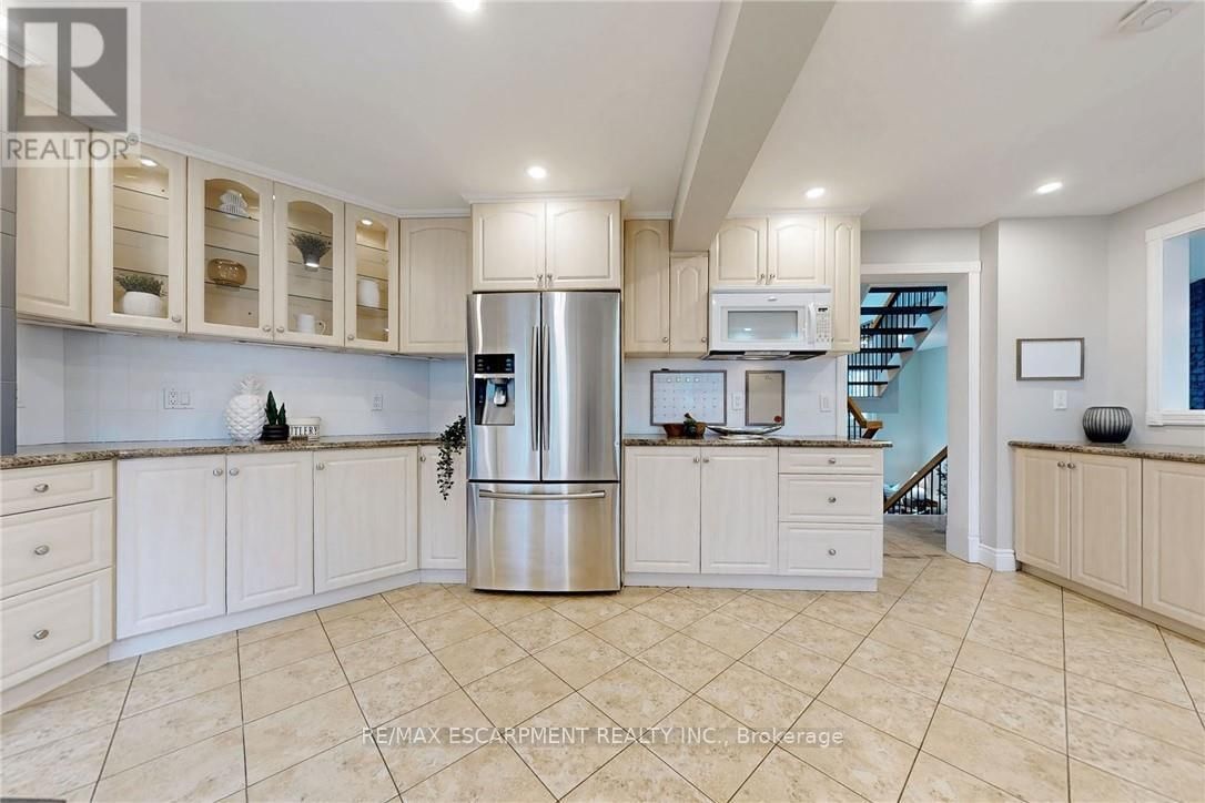 2368 CAVENDISH DRIVE Image 15