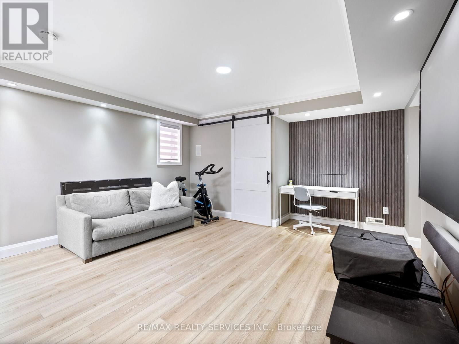 8 BRADWICK COURT Image 23