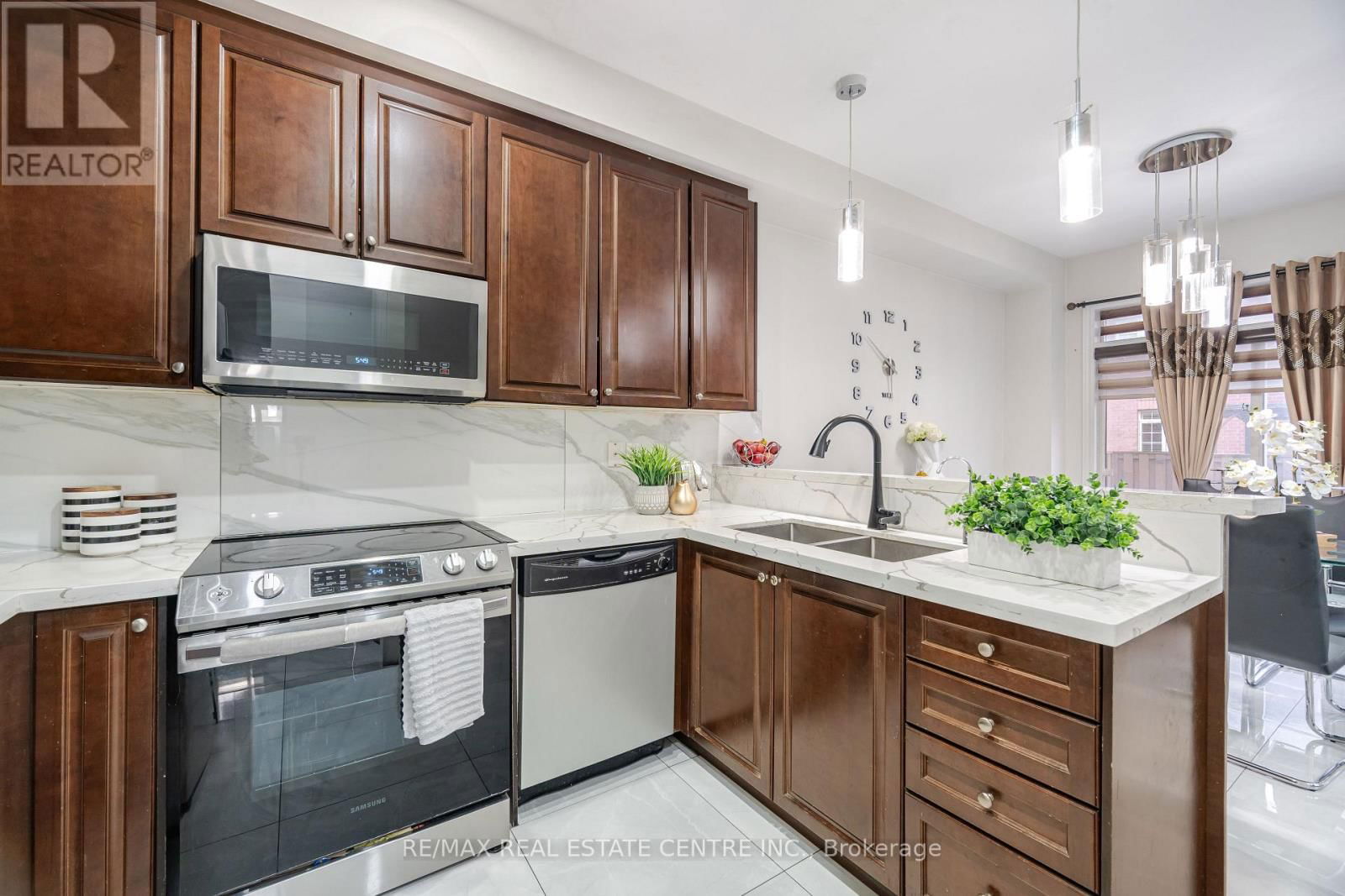 112 CONNOLLY CRESCENT Image 9