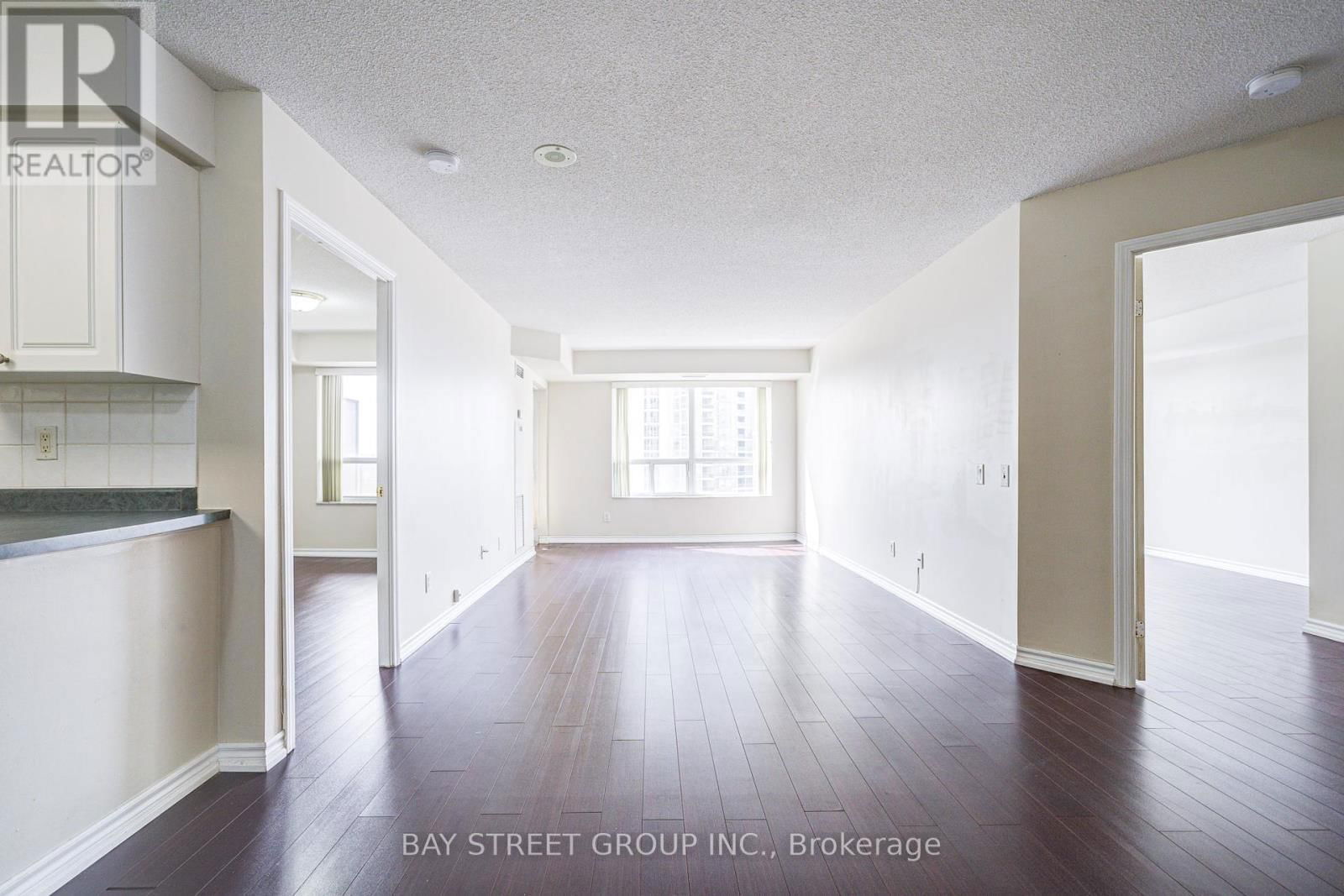 820 - 25 KINGSBRIDGE GARDEN Image 12