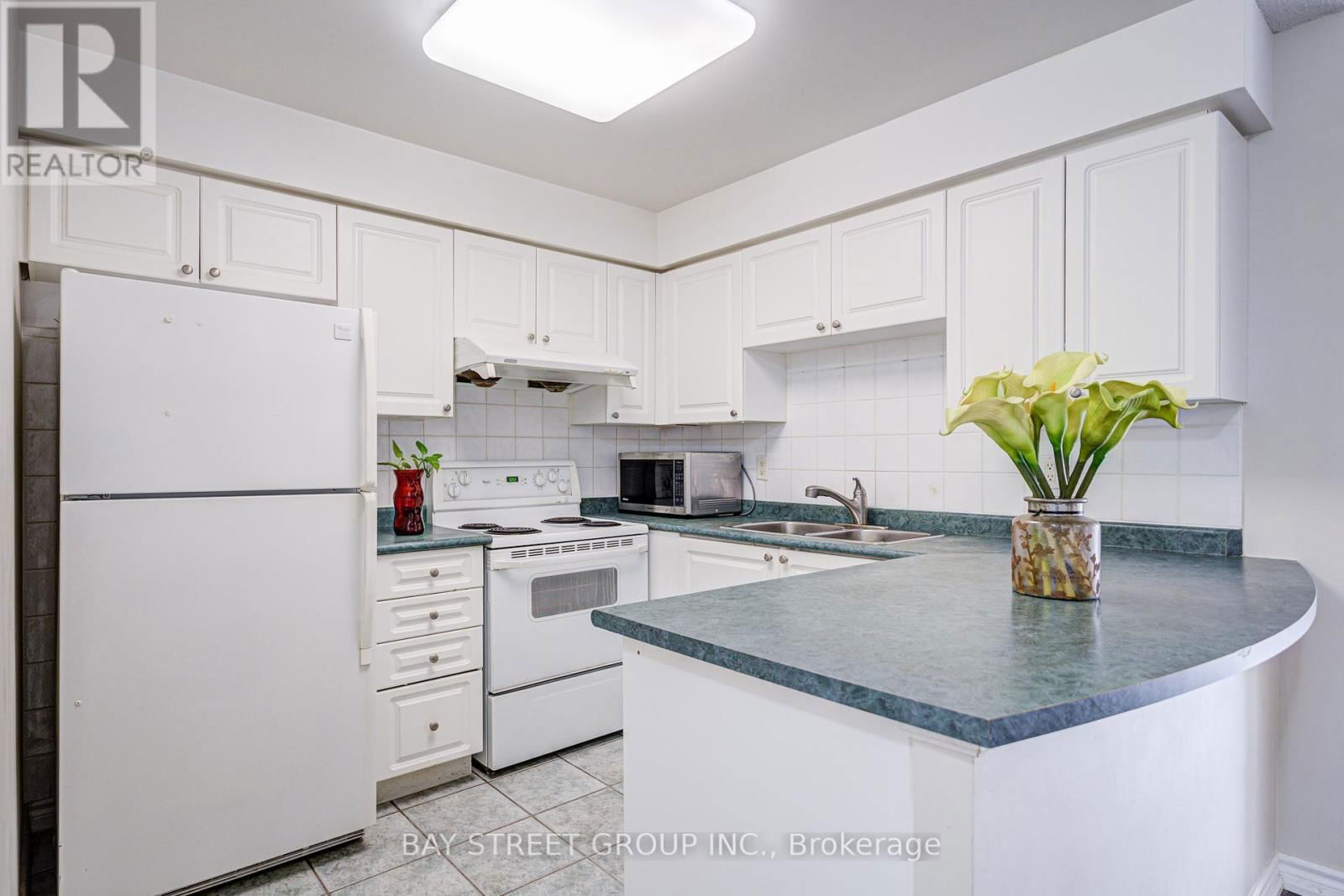 820 - 25 KINGSBRIDGE GARDEN Image 22