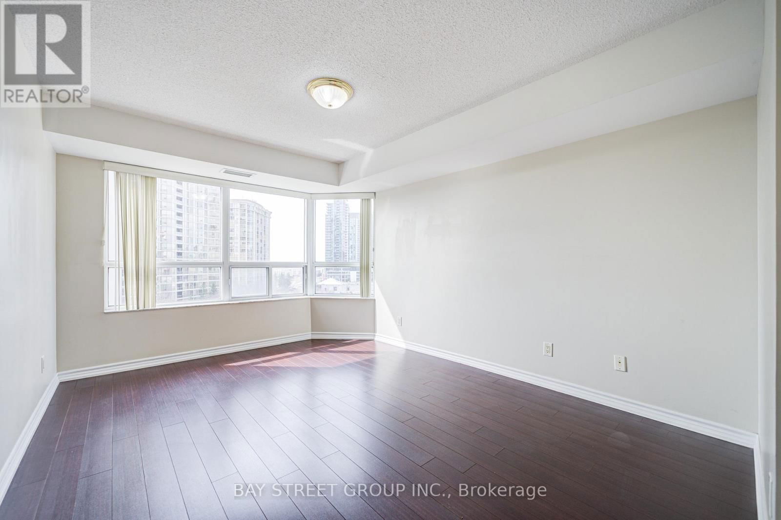 820 - 25 KINGSBRIDGE GARDEN Image 30