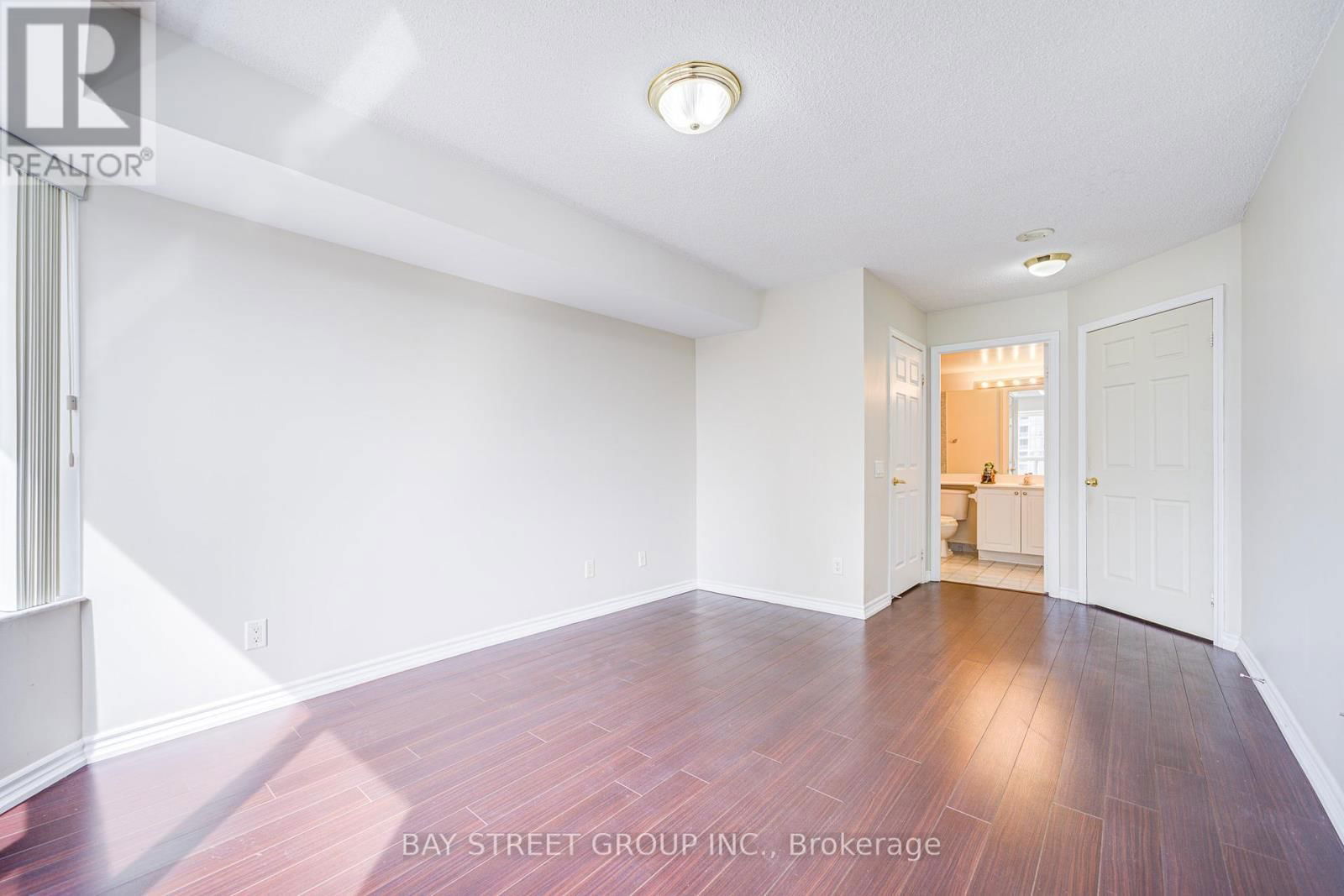 820 - 25 KINGSBRIDGE GARDEN Image 35