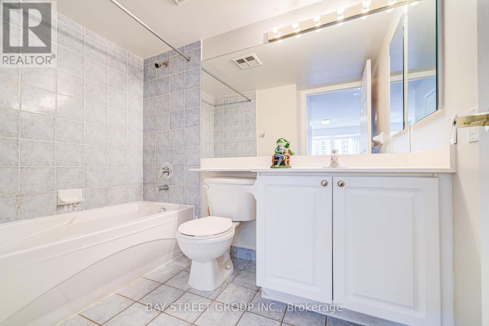 820 - 25 KINGSBRIDGE GARDEN Image 36