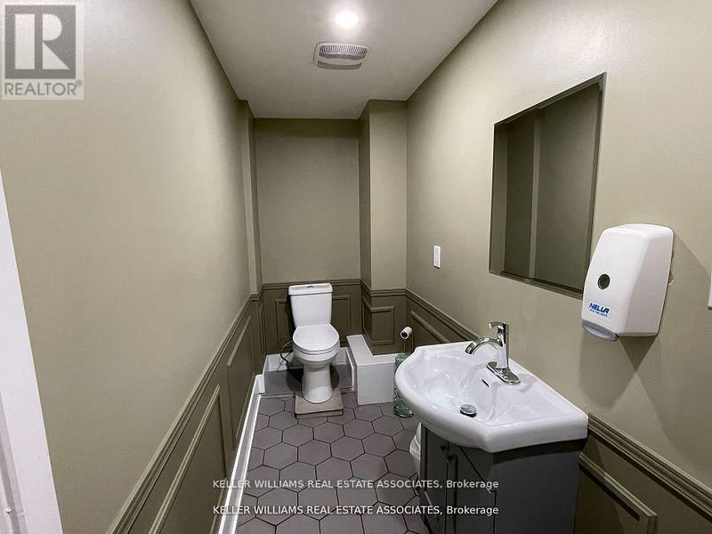 54 LAKESHORE ROAD EAST Image 11
