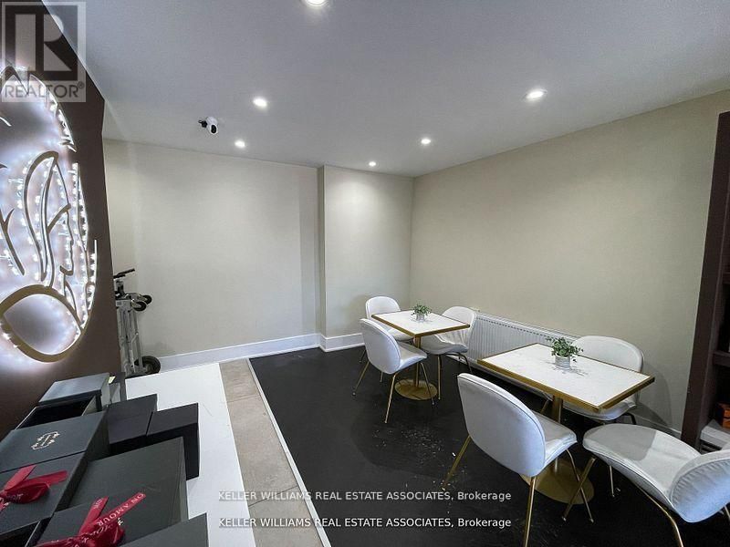 54 LAKESHORE ROAD EAST Image 8