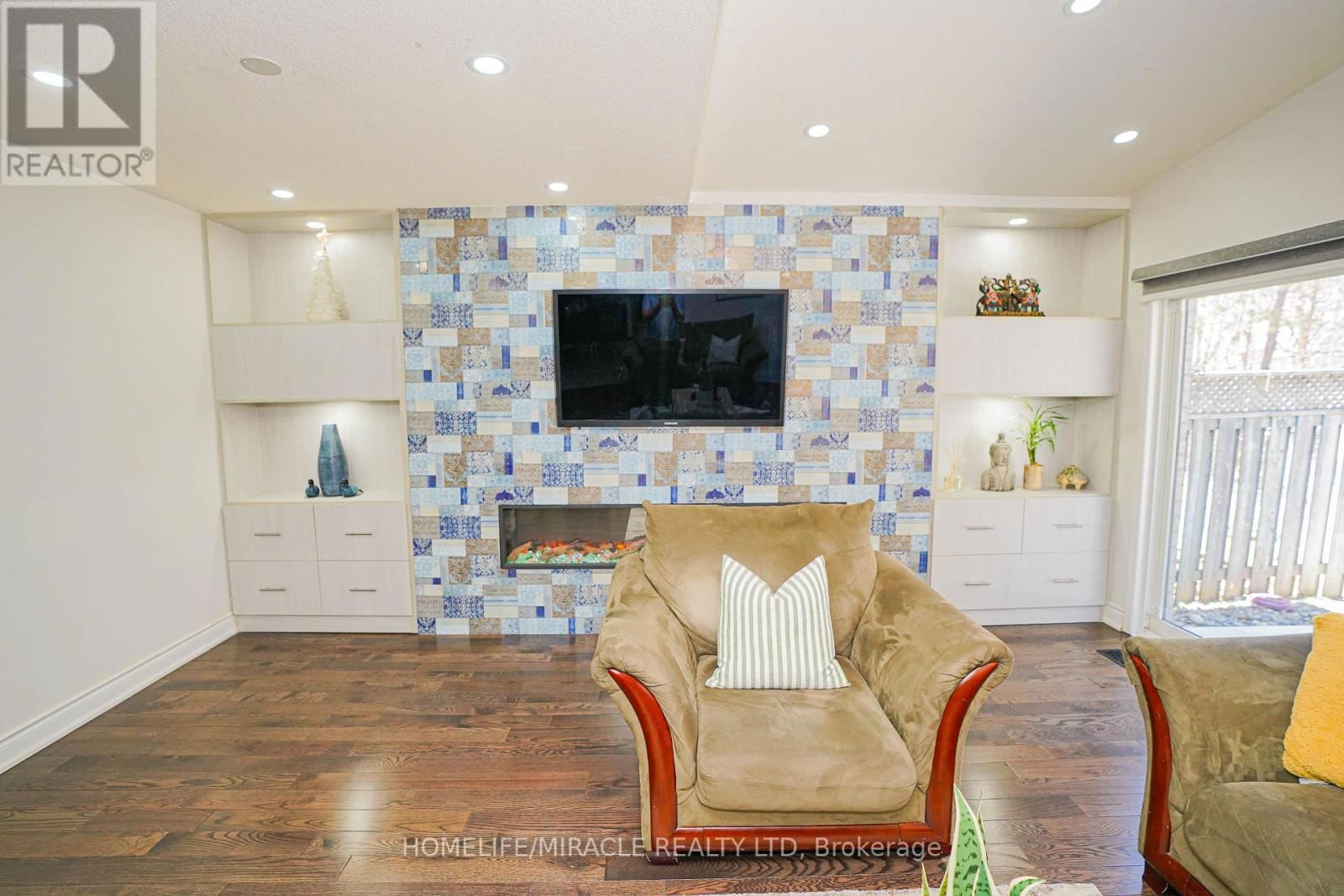 23 HOLLOWGROVE BOULEVARD Image 13