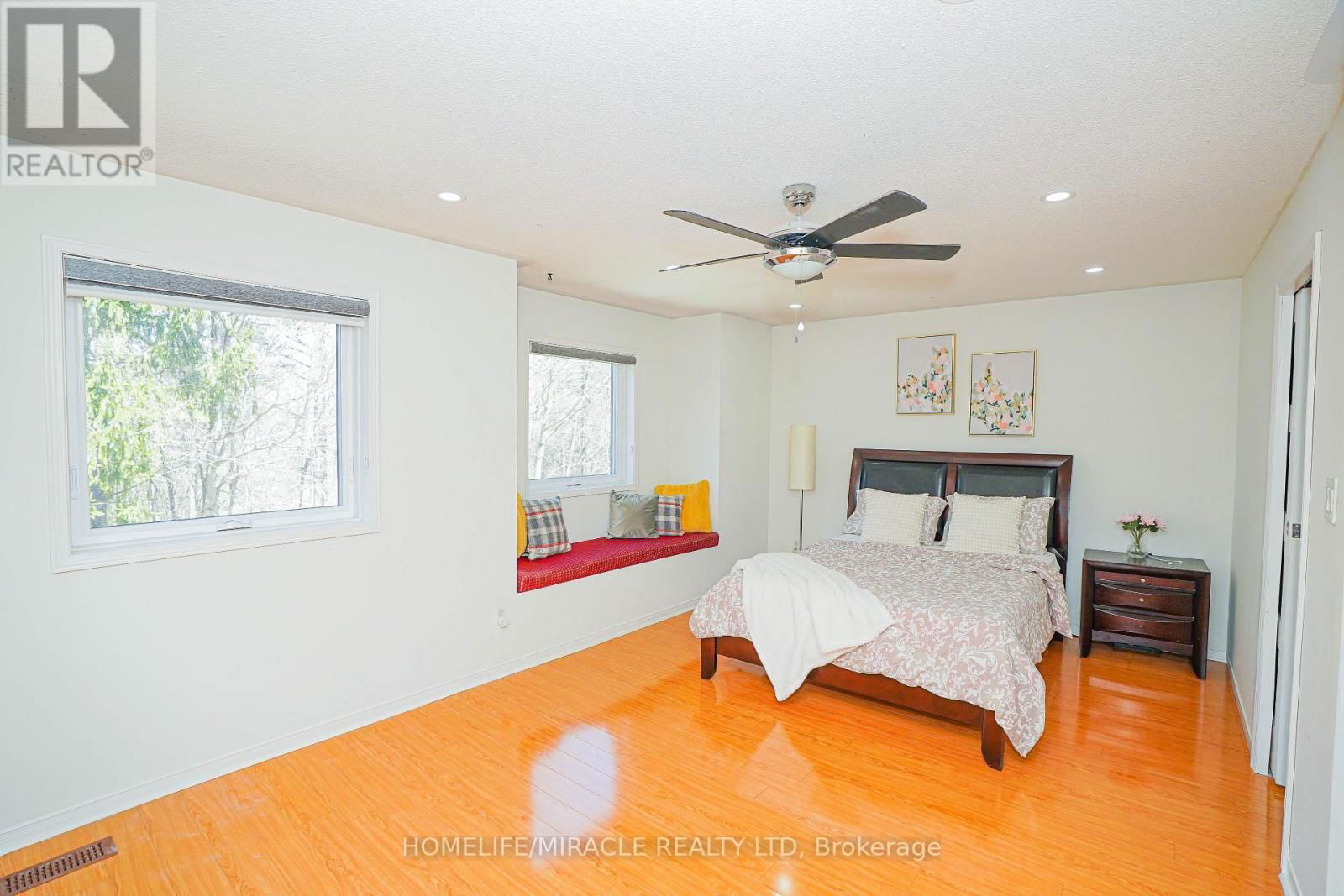 23 HOLLOWGROVE BOULEVARD Image 16