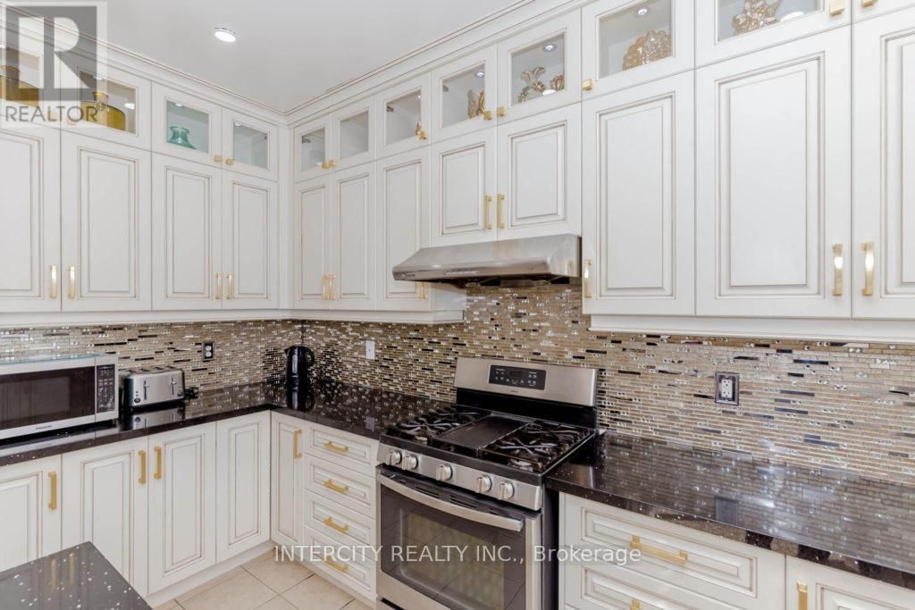 15 AUTUMN RIDGE DRIVE Image 12