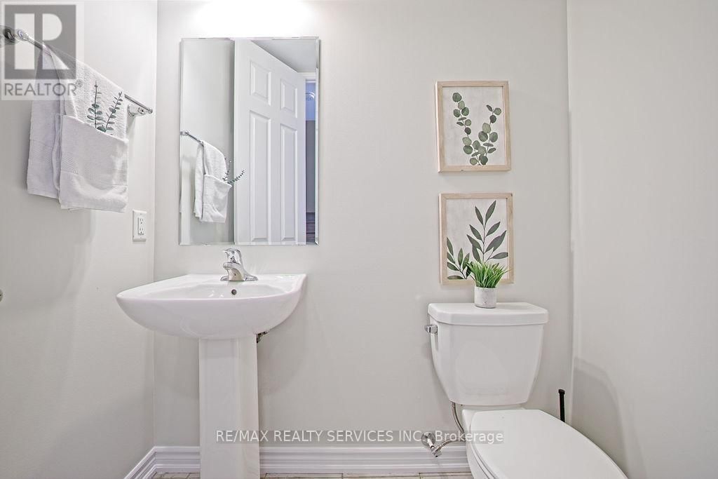 284 LAGERFELD DRIVE Image 12