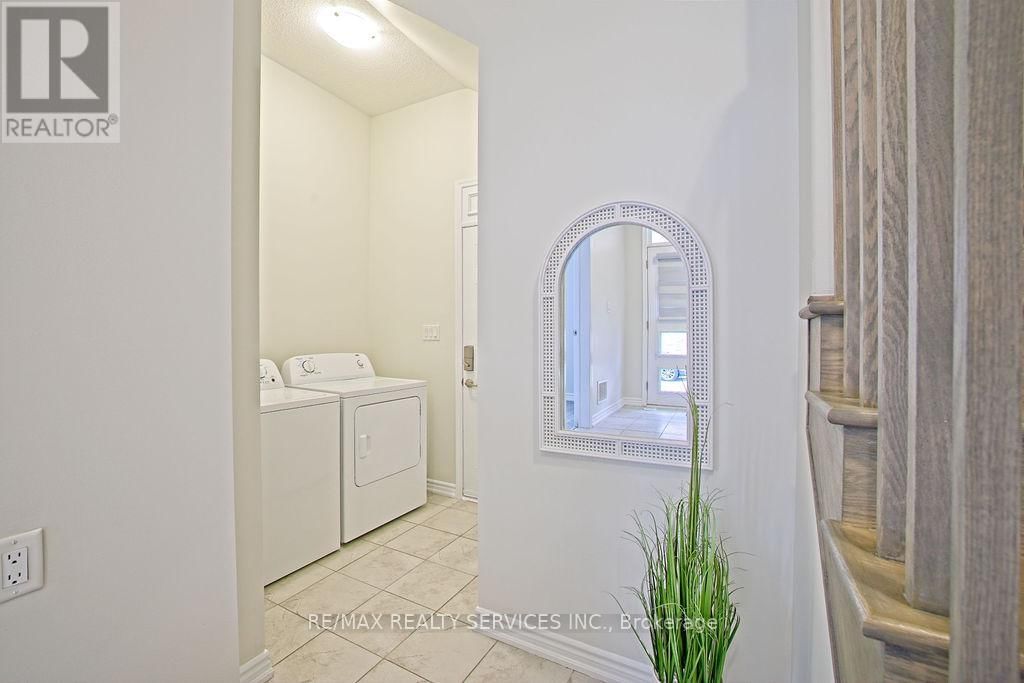 284 LAGERFELD DRIVE Image 8