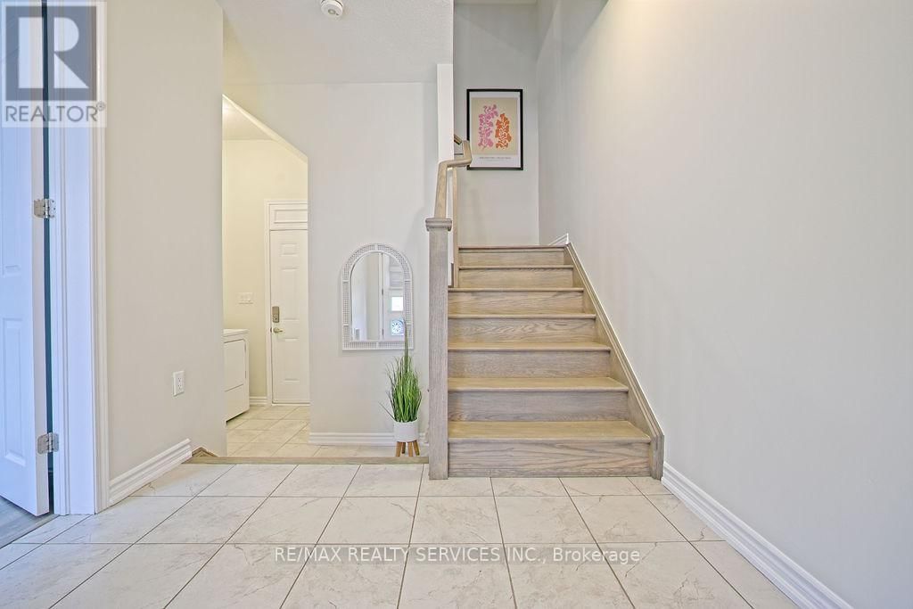 284 LAGERFELD DRIVE Image 9