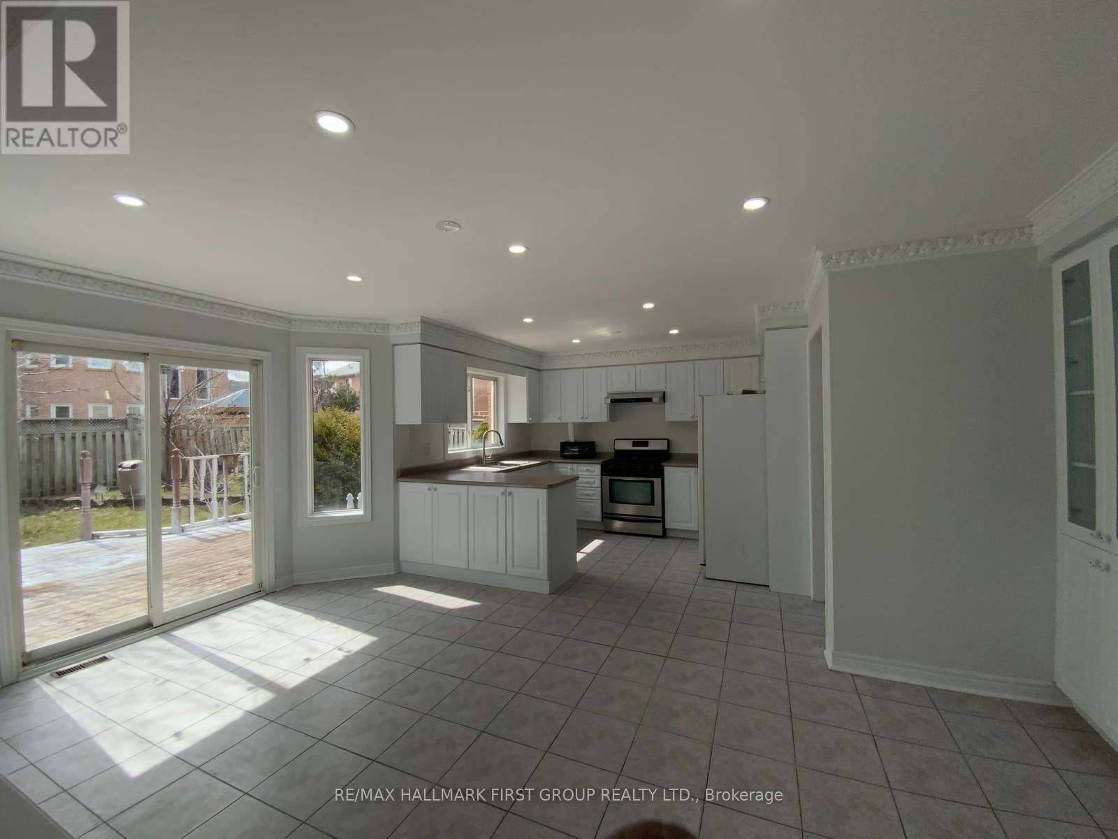 100 FIDDLENECK CRESCENT Image 10