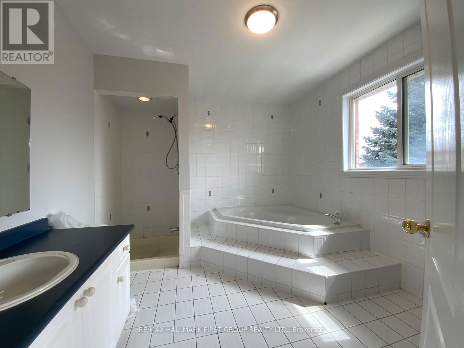 100 FIDDLENECK CRESCENT Image 12