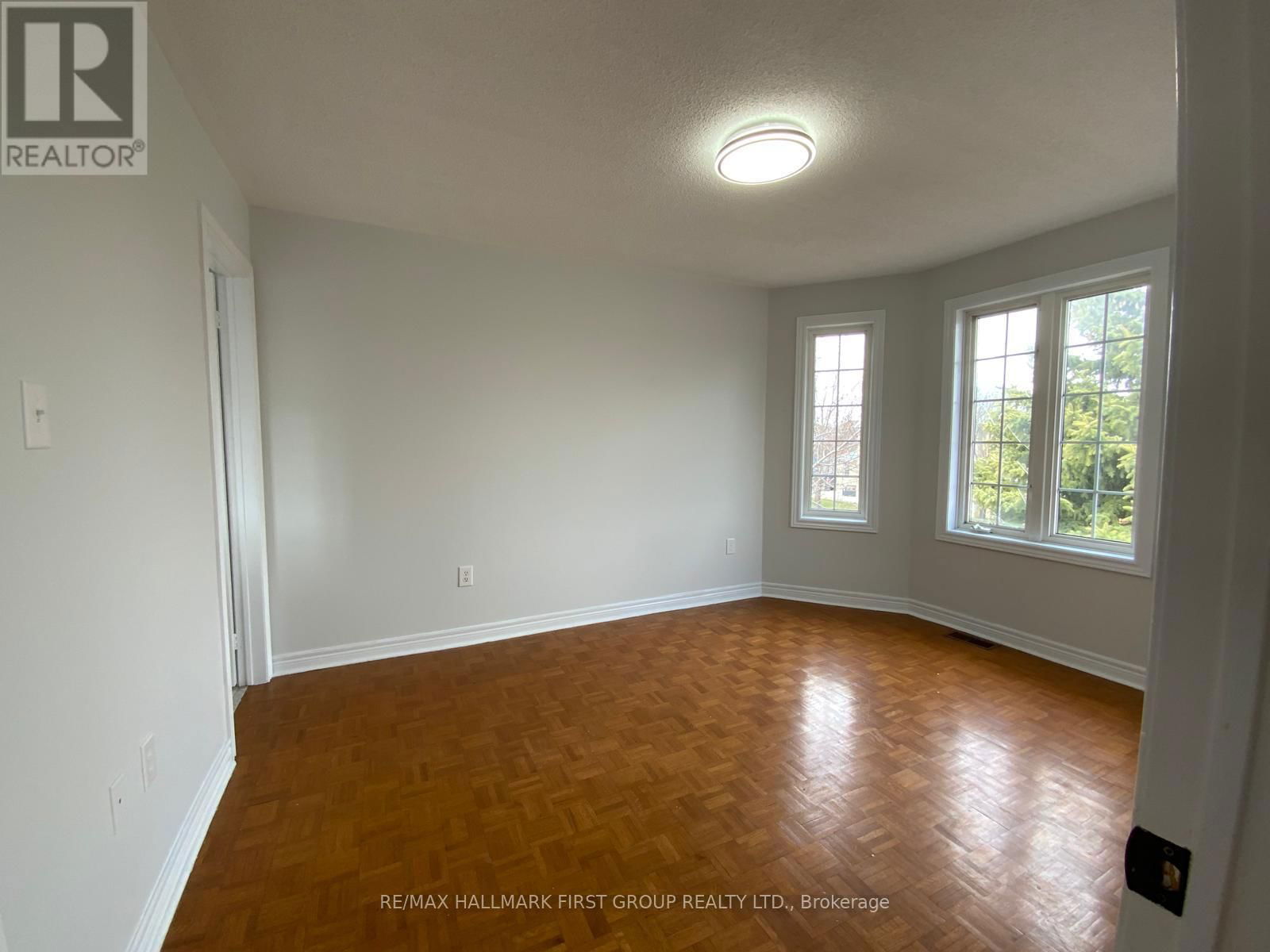 100 FIDDLENECK CRESCENT Image 3
