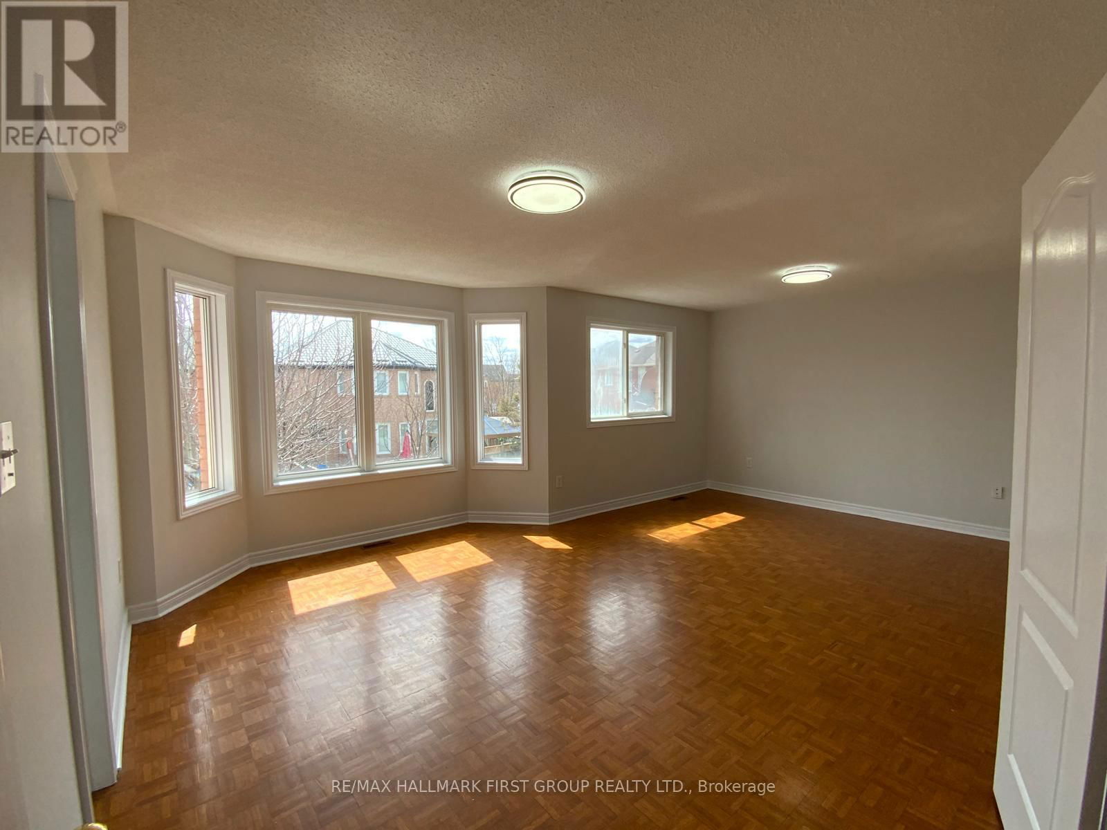 100 FIDDLENECK CRESCENT Image 7