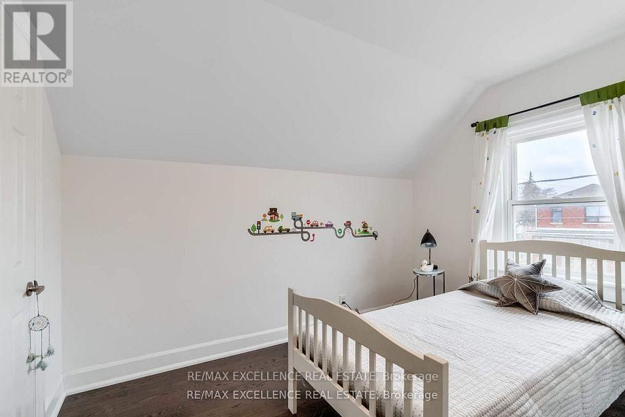663 JANE STREET Image 18