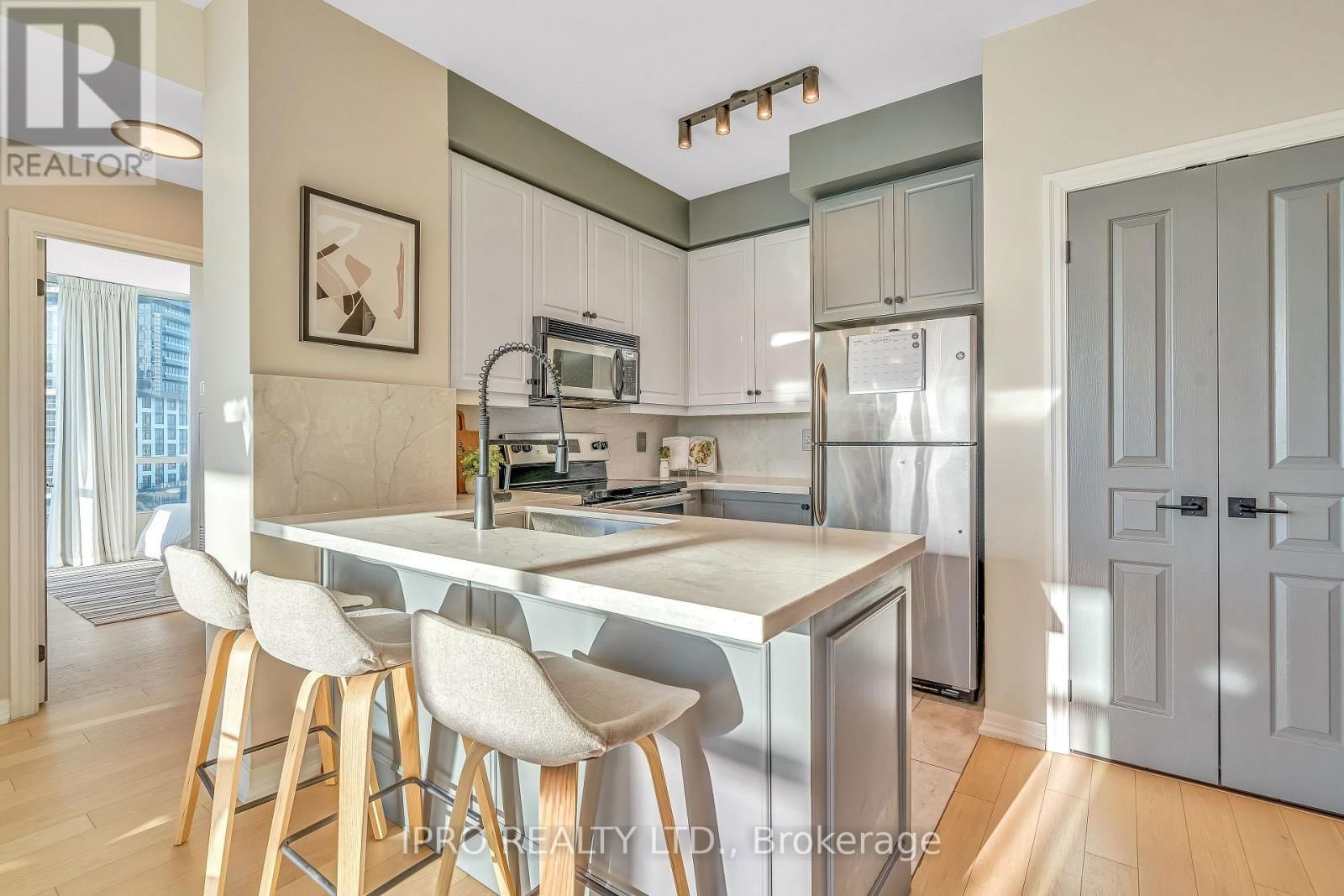 2409 - 220 BURNHAMTHORPE ROAD WEST Image 6