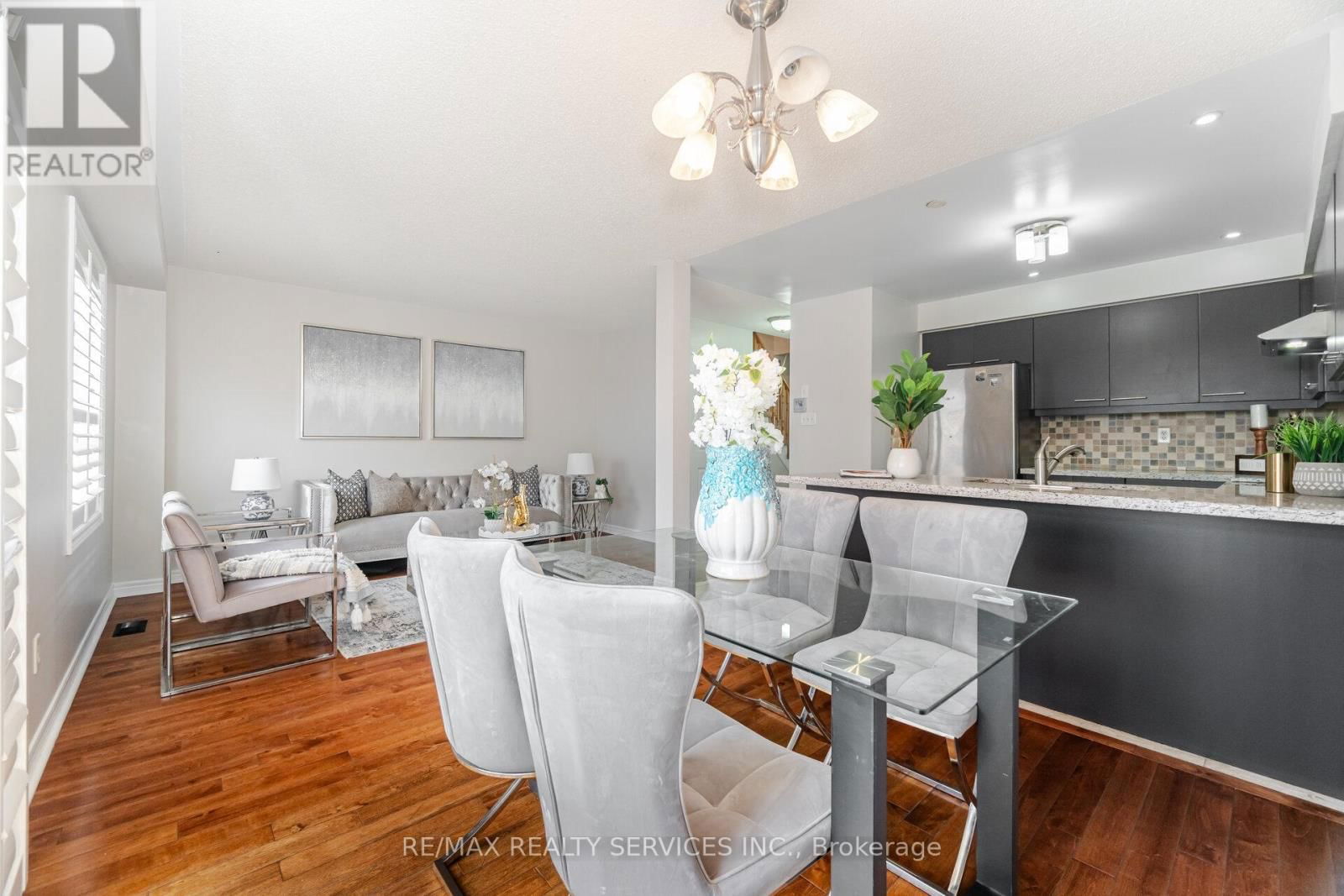 30 EARL GREY CRESCENT Image 12