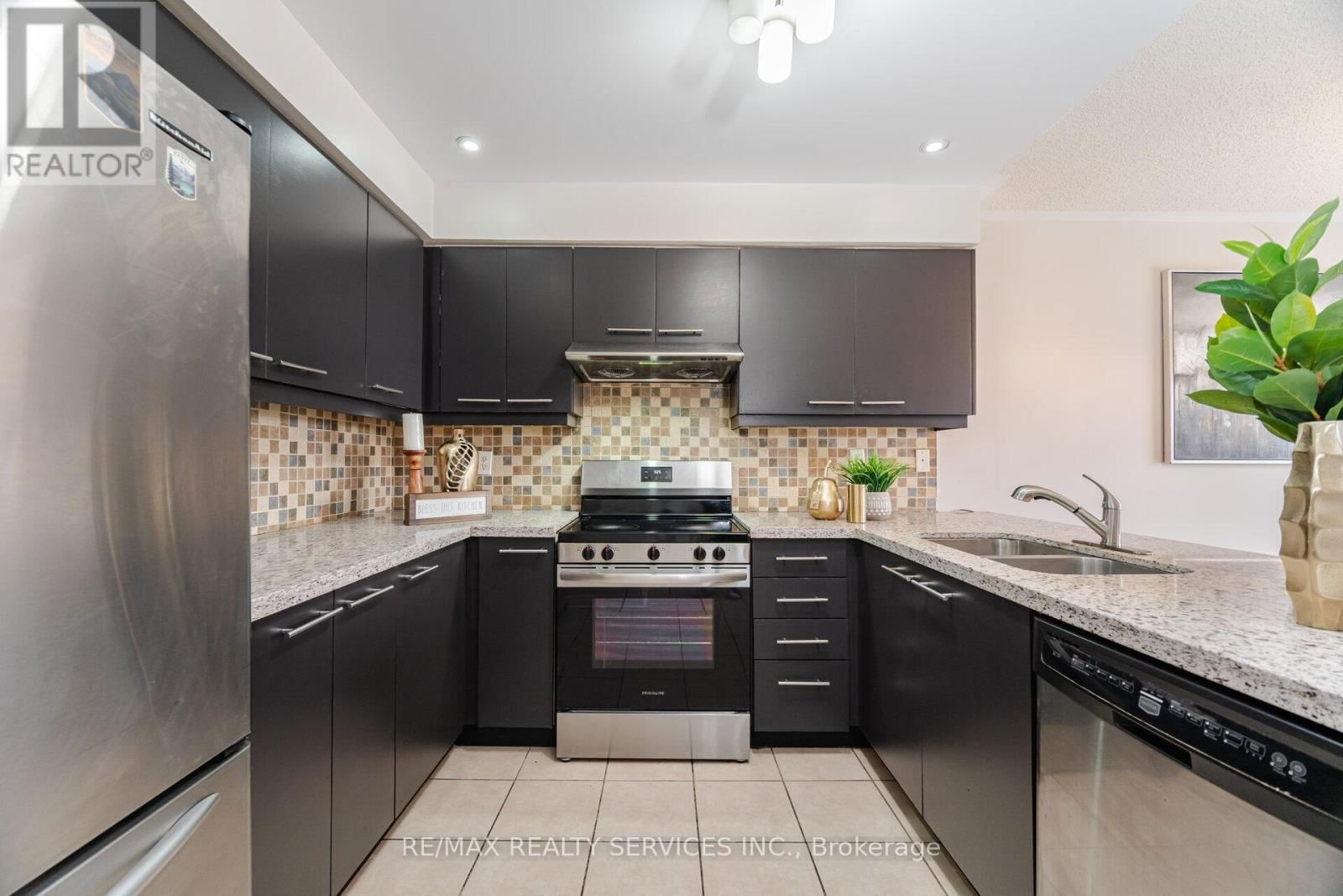 30 EARL GREY CRESCENT Image 15