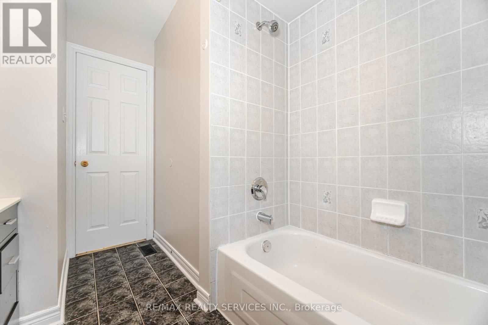 30 EARL GREY CRESCENT Image 31