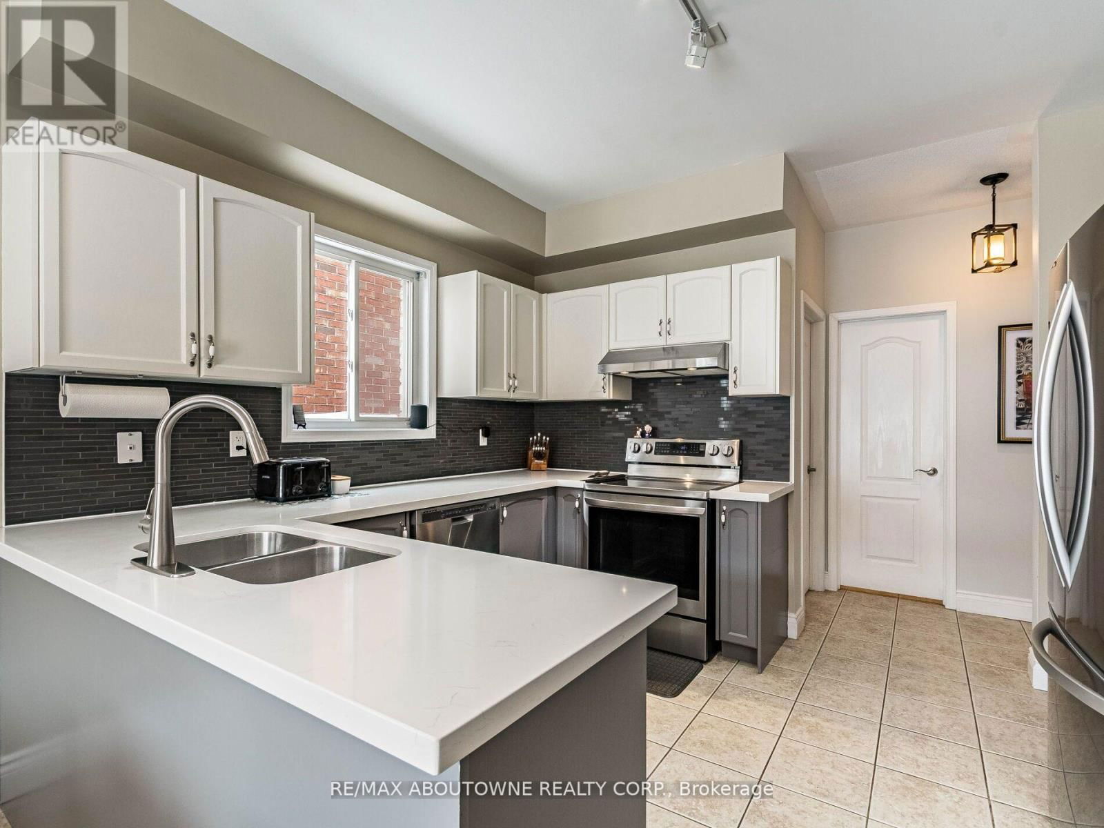 1030 DONNELLY STREET Image 16