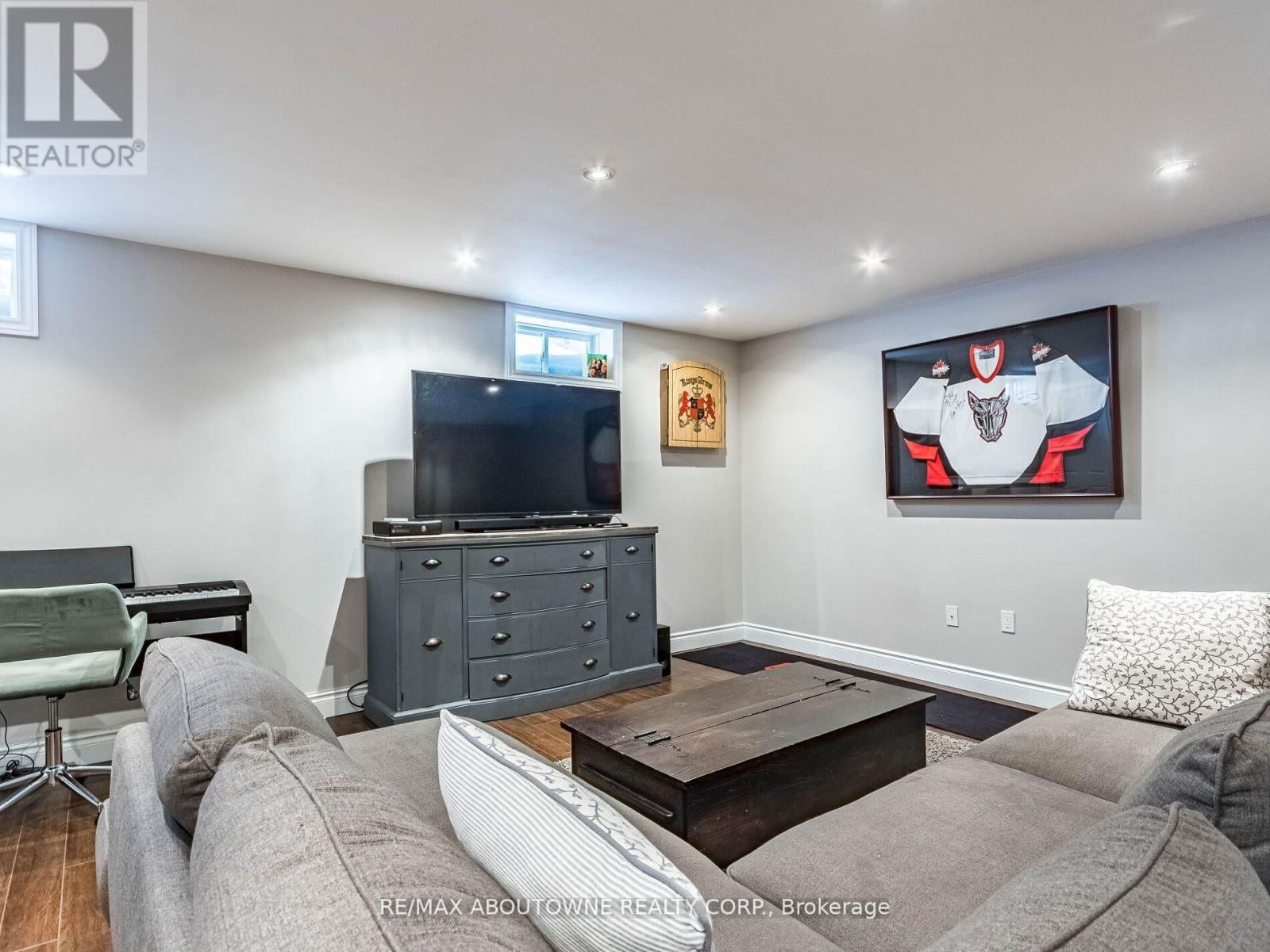 1030 DONNELLY STREET Image 35