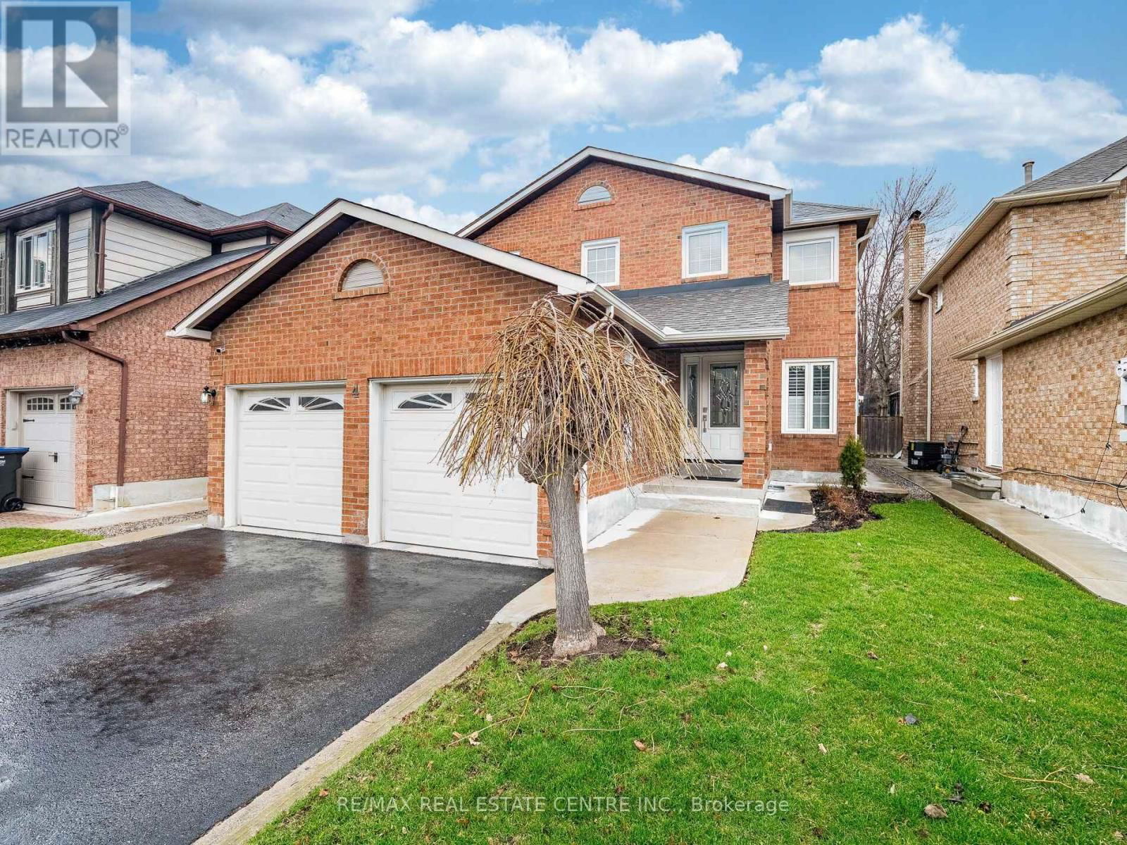 4 LORD SIMCOE DRIVE Image 1