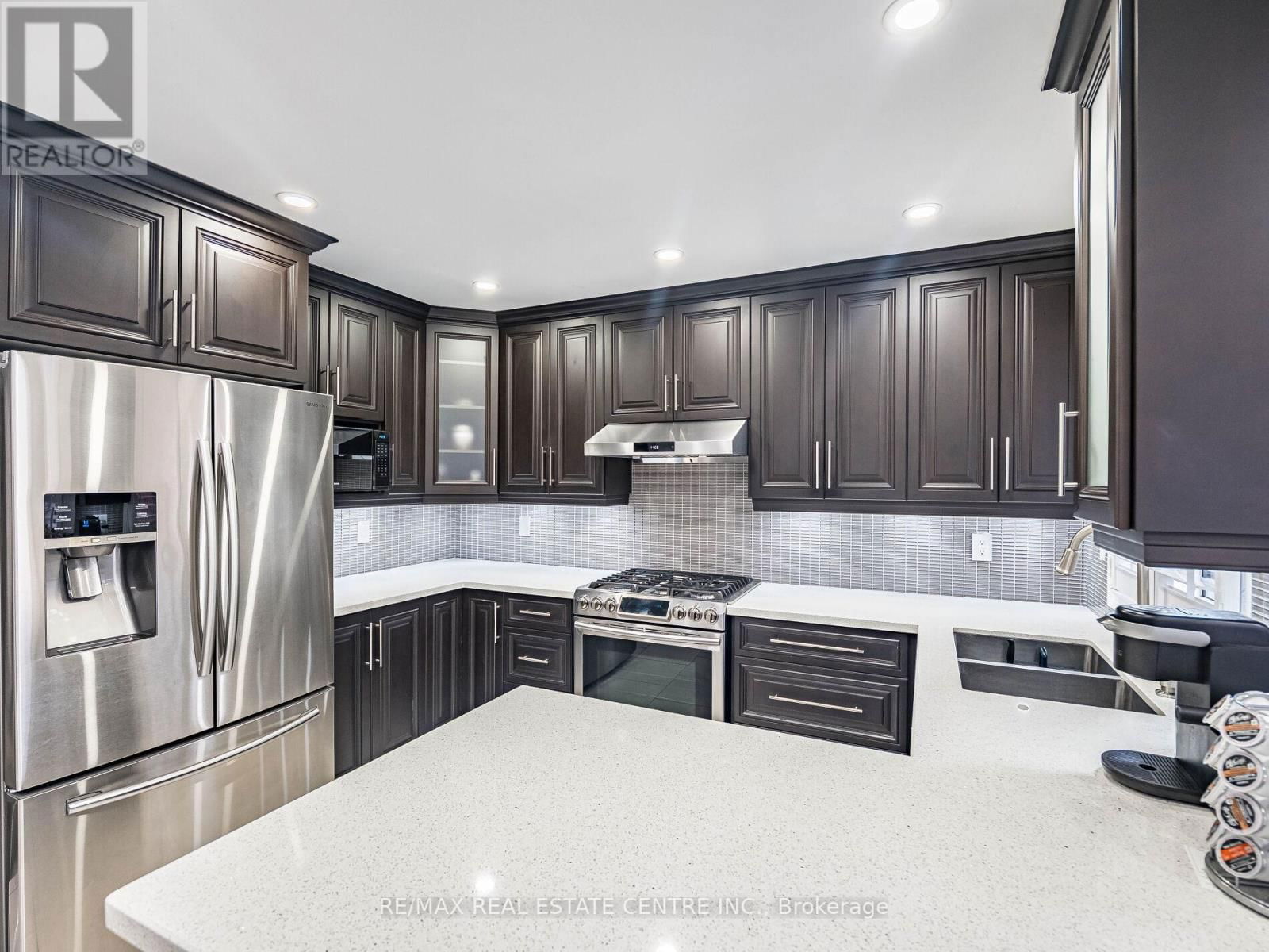 4 LORD SIMCOE DRIVE Image 12