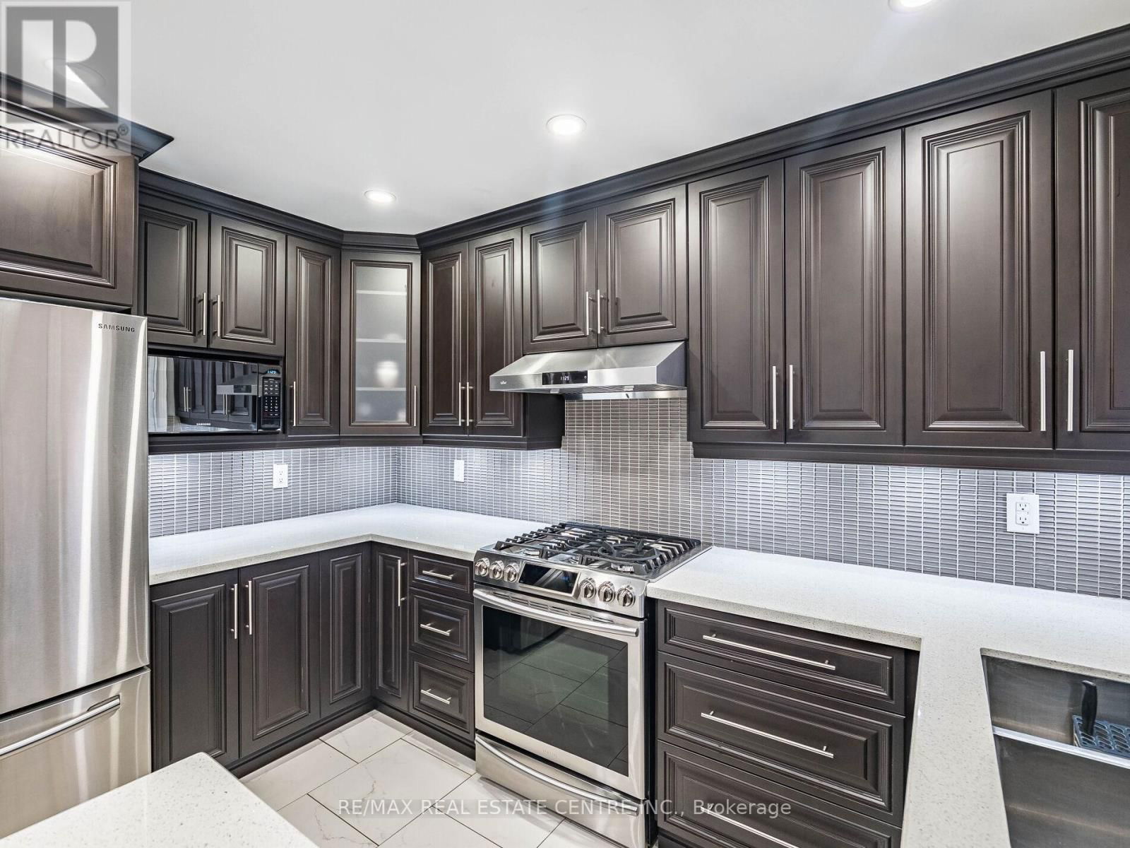 4 LORD SIMCOE DRIVE Image 14