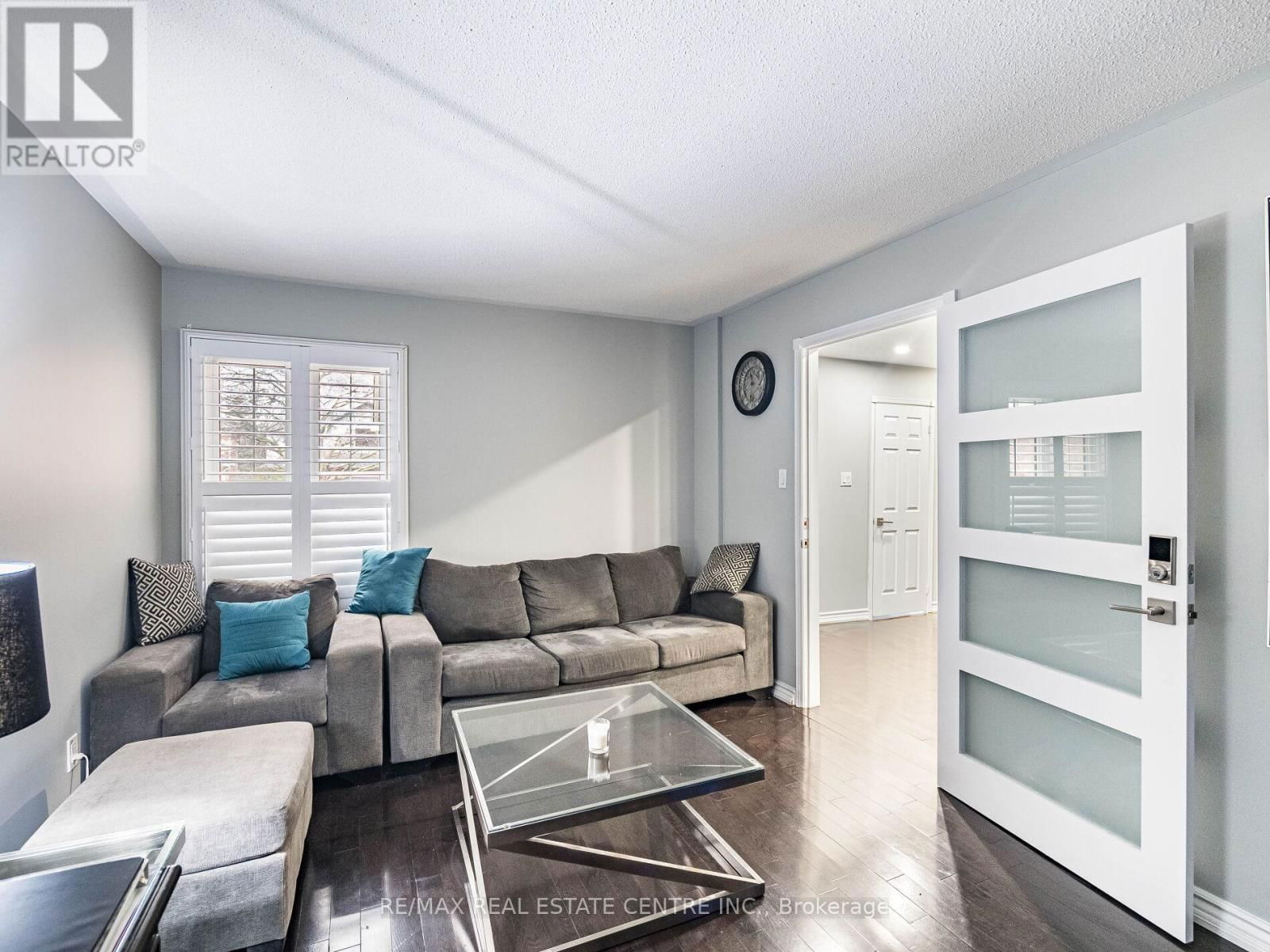 4 LORD SIMCOE DRIVE Image 21