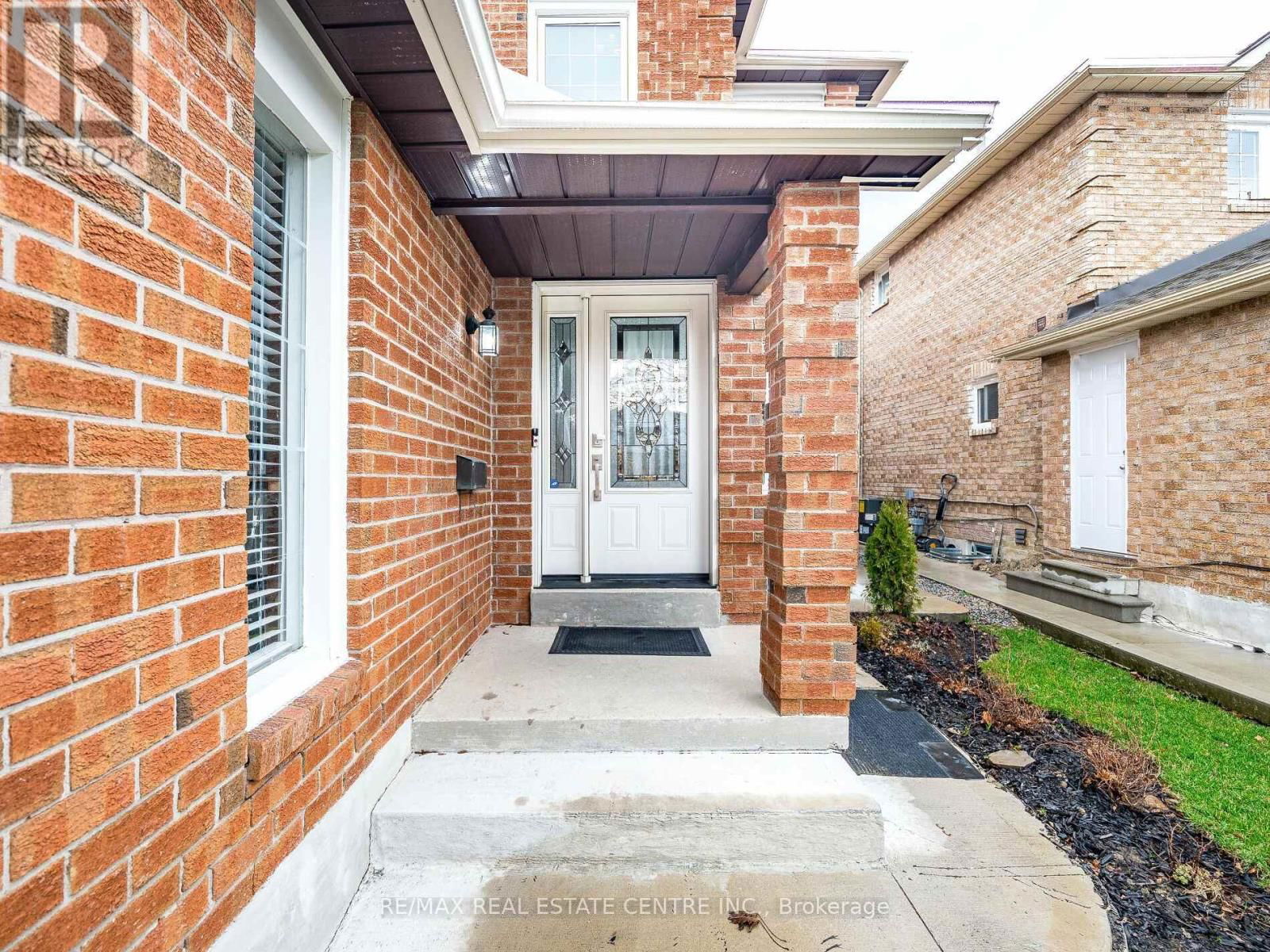 4 LORD SIMCOE DRIVE Image 3