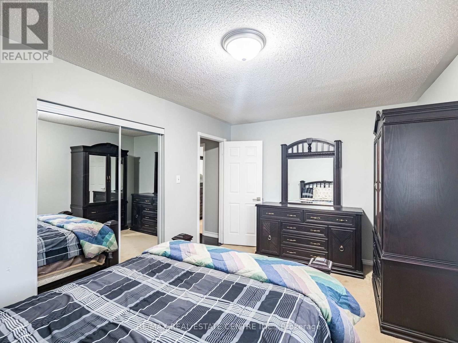 4 LORD SIMCOE DRIVE Image 31