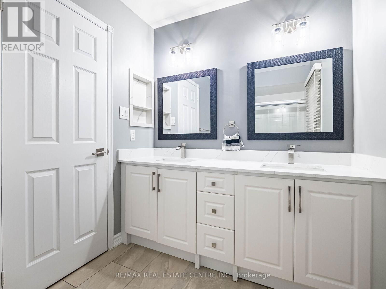4 LORD SIMCOE DRIVE Image 36